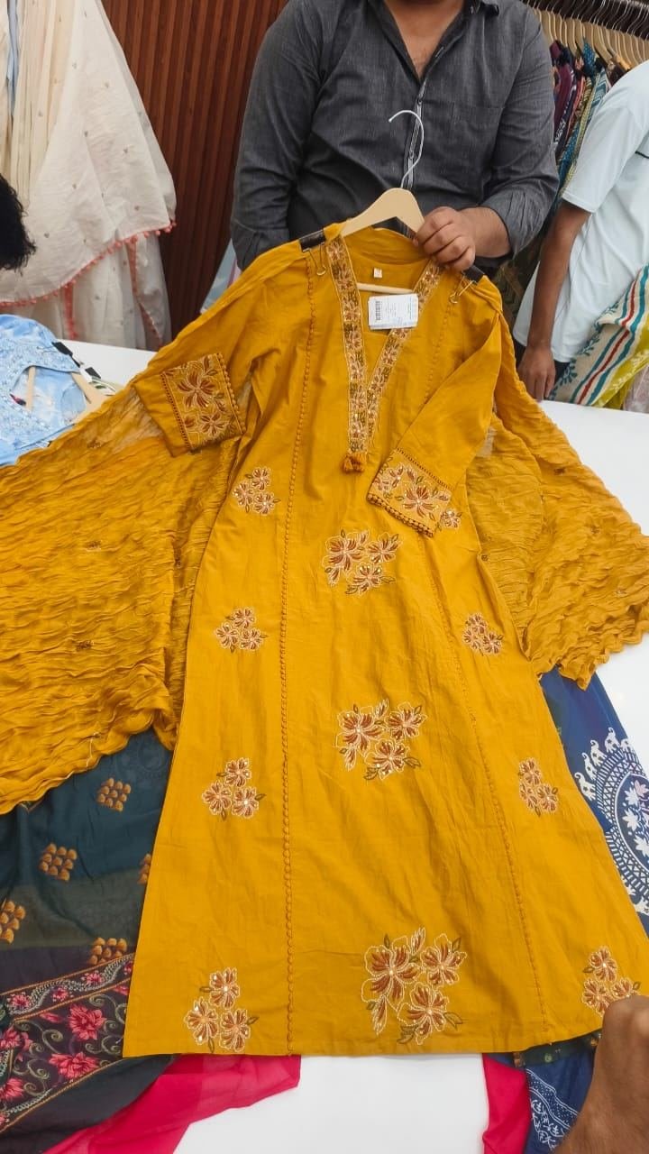 Alternative view of women anbotary dress desgine orna printed