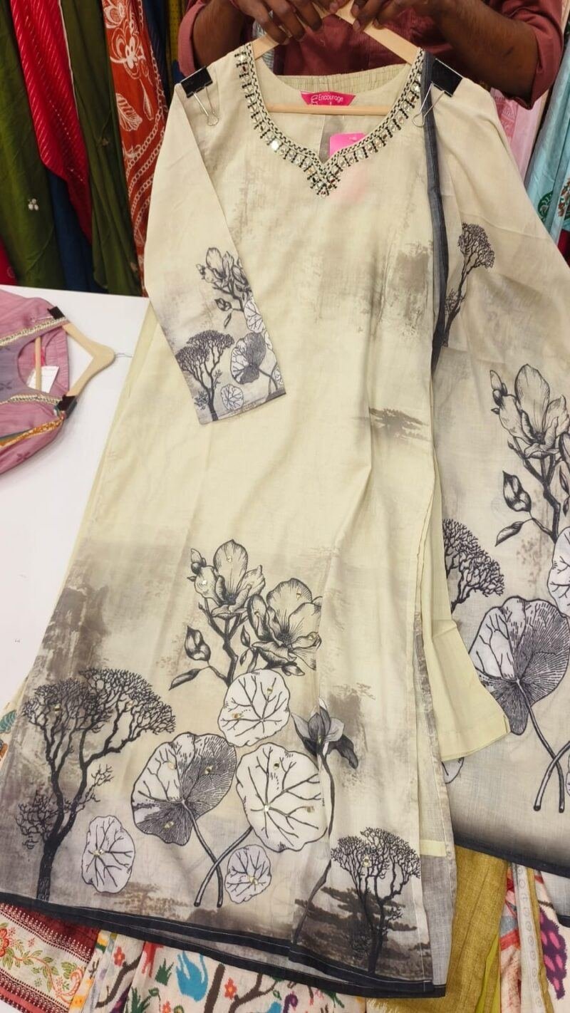 Alternative view of Women Printed Orna whith set
