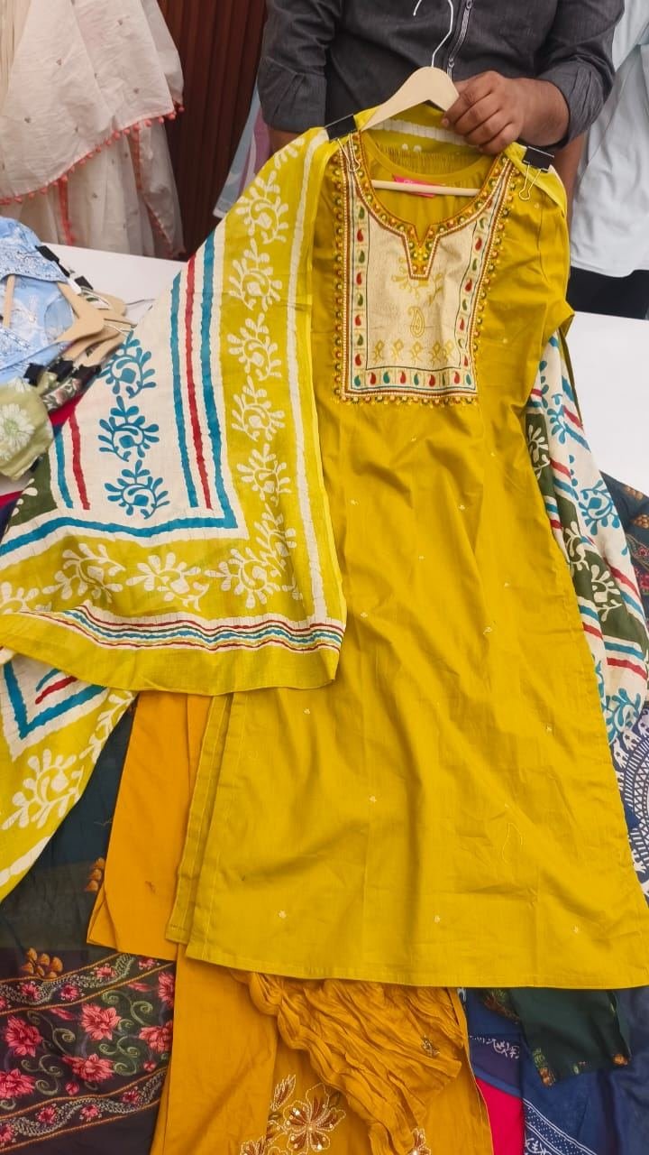 Alternative view of women Gold Printed Cotton Orna With Printed orna paint set full 3pis set